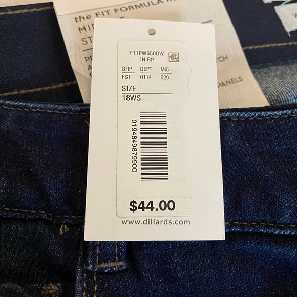 Westbound Woman Mid Rise Straight-Leg Dark-Wash Distressed Jeans 18W Short - Picture 4 of 9